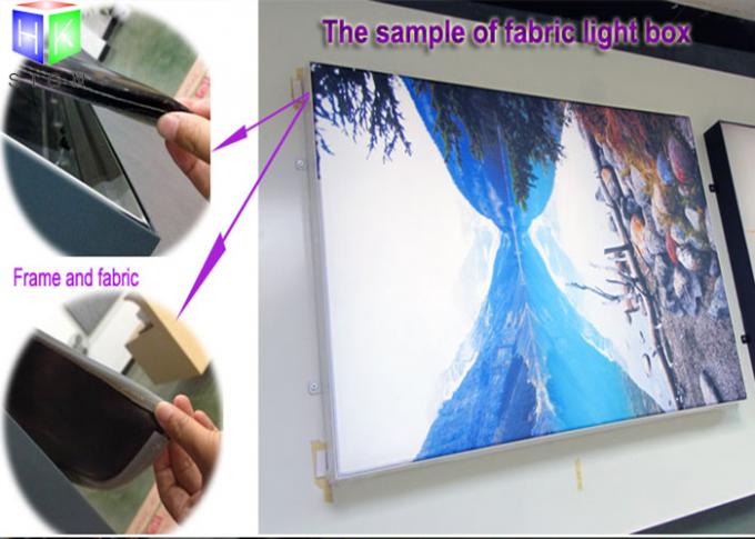 Знак приведенный ткани рекламы светлой коробки ткани дисплея рамки фото на открытом воздухе освещенный контржурным светом загоренный