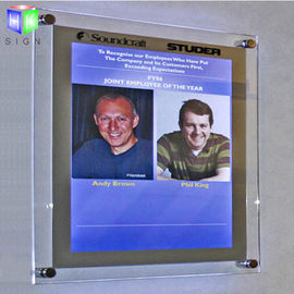 Коробка приведенная декоративной рамки плаката акриловая светлая для изображения размера А2, установленной стены